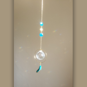 Rêverie de plume – Plume bleue et sequins émaillés