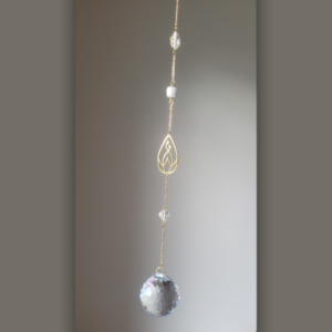 Rêve du Lotus – Cristal 4 cm, fleur de lotus dorée & perles de verre