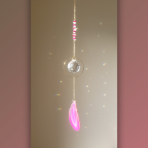 Agate Enchantée – Pierre fuchsia et nacre lovée