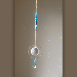 Vibration d’Éther Bleu – Cristal 4 cm, anneau doré & perles minérales bleues