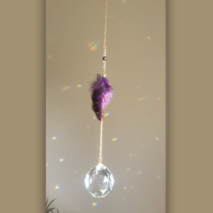 Velours pourpre – Cristal 4cm et triple plume violet mystérieux